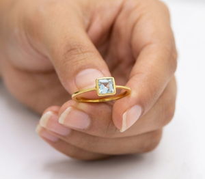 Bague minimaliste en argent sterling 925 plaqué or jaune avec aquamarine naturelle sertie clos, collection Memoria Jewels, vente en gros - Product Image 6