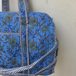 Bolsa de Lona Acolchada de Algodón con Diseño Floral Azul, Hecha a Mano, Sostenible, Artesanal, Ligera, de Gran Capacidad, para Viajes de Fin de Semana - Product Image 5