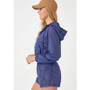 Ensemble de vêtements de sport pour femmes, léger et personnalisé, haut court à capuche respirant et veste coupe-vent avec short - Product Image 3