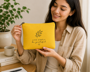 กระเป๋าเครื่องสำอางผ้าแคนวาส Live Simply Be Grateful สีเหลือง ปิดด้วยซิป กระเป๋าใส่เครื่องสำอางแบบพกพาขนาดเล็ก สไตล์เรียบง่าย - Product Image 1