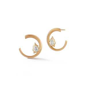 Pendientes de Oro Sólido de 14k al por Mayor con Diamantes Cultivados en Laboratorio de Corte Pera, Diseño Minimalista y Delicado, Engaste de Bisel en Forma de C, Pendientes de Media Luna, Joyería - Product Image 5