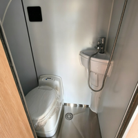 Camping-car compact remorquable avec salle de bain privée, cuisine extérieure, grand espace de couchage et spacieux rangements intérieurs pour l'extérieur