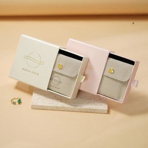กล่องใส่เครื่องประดับแบบเปิดปิดได้ ขนาด 8x8x3.5 ซม. จำนวน 50 ชิ้น เป็นมิตรกับสิ่งแวดล้อม ทนทาน พร้อมโลโก้สั่งทำพิเศษบนกล่องกระดาษและถุงผ้า - Product Image 3