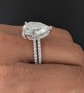 Anillo de Compromiso y Boda de Lujo con Diamante Cultivado en Laboratorio de 5 Quilates con Corte Pera, Certificado IGI, Banda Pavé de Oro Blanco de 14K para Mujer, Ideal para Fiestas y Regalos - Product Image 5