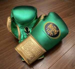 ถุงมือชกมวยหนังแท้สีเขียวเมทัลลิกและสีทอง รุ่น No Boxing No Life Style แบบผูกเชือกสไตล์เม็กซิกันสำหรับมืออาชีพ - Product Image 2