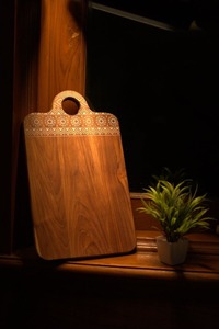 Tabla de Cortar Cuadrada de Madera Linea Exports Inc con Mango de Madera, 1.3 cm de Grosor, Apta para Lavavajillas, No Tóxica, Fácil de Limpiar, Modelo de una Sola Pieza - Product Image 4