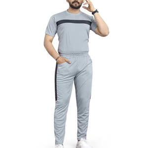 Conjunto deportivo para hombre, gris, con camiseta de manga corta y pantalones de chándal para entrenamiento. - Product Image 1