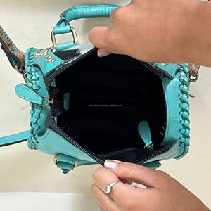 Bolso de Hombro Chic Attire de Cuero Genuino con Patrón Floral en Relieve, Hecho a Mano, con Cierre de Cremallera, Estilo de Viaje de Lujo - Product Image 6