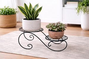 Support de plante décoratif en métal pour usage intérieur et extérieur avec un design élégant à motifs courbés, support à fleurs à double niveau - Product Image 5