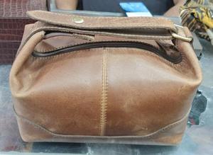 Bolsa de Viaje de Cuero de Grano Entero, Ligera e Impermeable, con Correa Desmontable, Disponible a Precios Razonables - Product Image 4