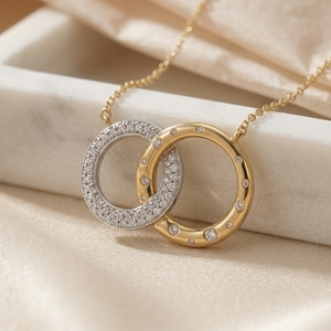 Collar con Colgante de Doble Círculo Entrelazado en Oro de 10K de Dos Tonos con Diamantes Cultivados en Laboratorio con Engaste Flush y Pavé - Product Image 4
