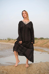 Elegante Vestido Kaftán de Algodón Estampado a Mano, Estilo Bohemio, Manga Larga, Cuello en V y Mangas Largas Relajadas - Product Image 1