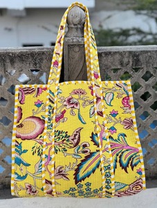 Sac à bandoulière matelassé en coton imprimé de haute qualité avec motif unique et toucher luxueux - Product Image 3