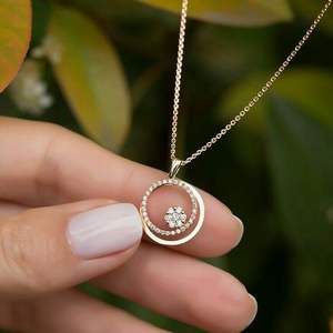 จี้เพชรทรงวงกลมเปิดหรูหราพร้อมประดับเพชรแบบลอยตัวตรงกลางสีทอง – สร้อยคอเพชรหรูหราแบบมินิมอลสำหรับผู้หญิง - Product Image 1