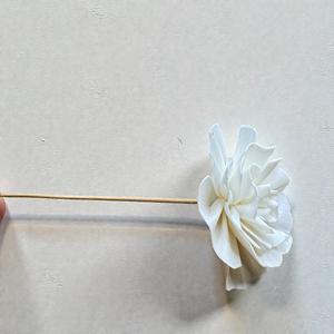 Flores de Madera de Sola Blancas Hechas a Mano y Sostenibles, Tamaño: 8.5 CM, Varilla de Fibra de Planta de Sesbania de Tailandia - Product Image 5