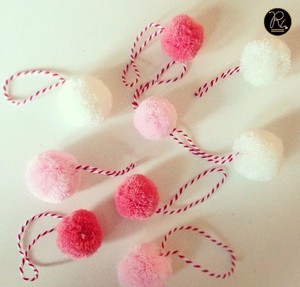 Pompons rouges de grande taille en gros pour une touche unique à votre table de salle à manger – Achetez directement auprès du fournisseur en vrac - Product Image 4