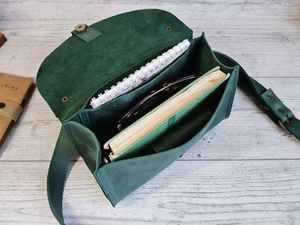 Bolso Bandolera de Cuero y Mezclilla para Hombre con Bordado y Borlas Otoñales - Product Image 5