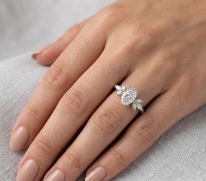 Anillo de Compromiso con Diamante Ovalado Floral de 3.24CT, Anillo de Novia con Racimo de Hojas Delicadas en Oro Amarillo de 18K, Color E, Claridad VS1, Diamante Cultivado en Laboratorio - Product Image 1