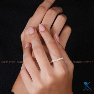 Anillo de eternidad completo con diamantes ovalados cultivados en laboratorio, oro amarillo macizo de 14K, engaste de púas norte-sur, anillos de boda apilables para mujer - Product Image 5