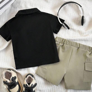 Conjunto de polo urbano con paneles y pantalones cortos tipo cargo para niño, en piqué de algodón de alta densidad (parte superior) y sarga de algodón resistente (parte inferior) - Product Image 2
