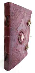 Journal en cuir rouge avec serrure à pierres précieuses |   Carnet d'écriture fait main |   Journal de voyage vintage |   Cadeau en cuir gaufré pour écrivains - Product Image 3