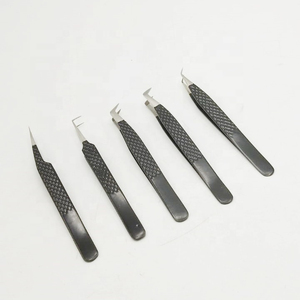 Juego de Pinzas para Extensión de Pestañas con Diseño Inclinado Personalizado, Acero Sostenible con Recubrimiento de Polvo Negro, Accesorios para Pestañas, Pinzas de Agarre - Product Image 4