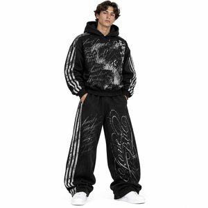 Ensemble streetwear pour homme avec sweat à capuche oversize noir à imprimé graphique et pantalon large à rayures latérales - Product Image 1
