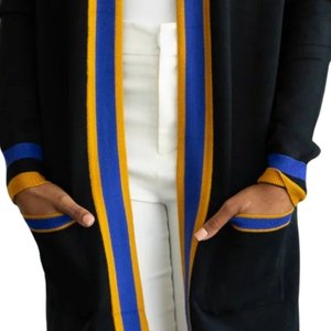 เสื้อคลุมคาร์ดิแกน Sigma Gamma Rho สีดำยาวสำหรับผู้หญิง แต่งขอบสีน้ำเงินทอง ถักนิตติ้ง สไตล์ลำลองหรูหราสำหรับชมรมนักศึกษากรีก - Product Image 3