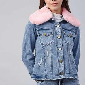 Veste en jean délavé streetwear avec col en fourrure et boutons en forme de donut pour femme, idéale pour l'hiver - Product Image 6