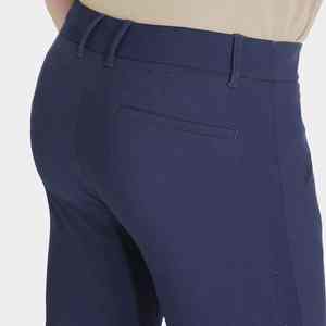 Leggings de equitación de diseño minimalista y corte elegante para una estética moderna y profesional. - Product Image 3