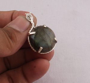 Colgante Redondo de Labradorita Hecho a Mano con Engaste de Plata de Ley 925, Estilo Bohemio Vintage, Piedra Brillante en Forma de Lágrima, Collar de 18 Pulgadas - Product Image 1