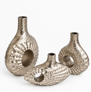 Ensemble de 3 vases décoratifs en aluminium faits à la main, argentés, texturés, écologiques, design sculptural creux moderne, décoration intérieure, vente en gros - Product Image 1