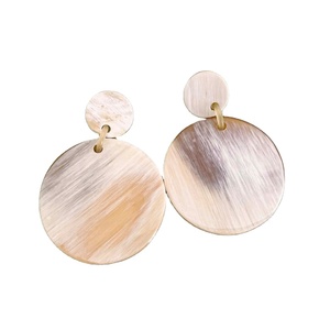 Pendientes de cuerno hechos a mano de alta calidad, buen precio, arte y artesanía, pendientes de cuerno en stock - Product Image 1