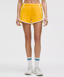 Short cargo sportif jaune avec bordure blanche, taille mi-haute, tricoté, respirant, coupe régulière, pour femme, délavage foncé, avec ceinture - Product Image 1