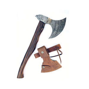 Hache professionnelle en acier Damas, fabriquée à la main, avec manche en bois de rose et étui en cuir. - Product Image 5