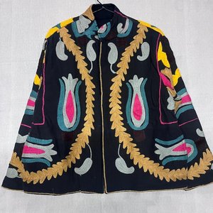 Chaqueta Bordada Estilo Chino con Cuello Mandarín, Manga Larga, Corte Holgado, Bordado a Mano con Patrón Geométrico, Color Negro y Dorado - Product Image 1