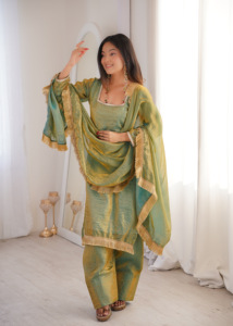 Ensemble tunique et salwar en soie Fendy classique, orné de détails en diamant, avec dupatta en dentelle élégante, ensemble de mode féminine de style traditionnel. - Product Image 5