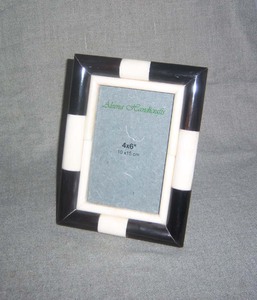 กรอบรูปทันสมัยลายเชฟรอนฝังกระดูกทำมือรักษ์โลกจาก ArtisanVibe พิมพ์ลายซิลค์สกรีนบนเรซิ่น ฐานไม้ MDF สำหรับตั้งโต๊ะตกแต่งบ้าน - Product Image 6