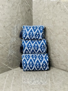 Ensemble de trousses de toilette en coton matelassé faites à la main |   Trousse de toilette de voyage bleue et blanche |   Pochette à maquillage et accessoires faite à la main |   Sac de toilette à fermeture éclair - Product Image 6