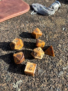 Dés à jouer en os de style antique, dés polyédriques vieillis pour jeux de rôle sur table Dungeons and Dragons, accessoire de jeu en gros - Product Image 3