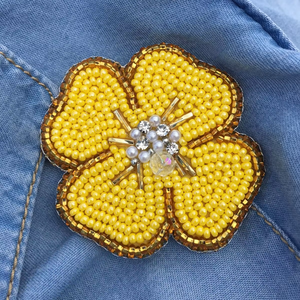 Broche moderne brodée à la main en fil de soie et coton avec sequins, épingle de revers brodée, broche de mode brodée - Product Image 1