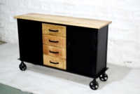 Buffet industriel moderne vintage à 4 tiroirs en bois de manguier massif avec panneau en métal grillagé et roulettes pour la maison, la chambre, la salle à manger, la cuisine