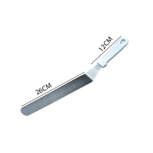 Spatule professionnelle grand format à angle droit avec manche en plastique pour chef, idéale pour la présentation, l'application de glaçage et la décoration de gâteaux - Instruments Altomme - Product Image 1