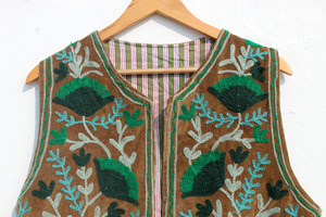 Chaleco vintage de terciopelo Suzani con bordado artesanal, estilo bohemio chic, chaleco para mujer, chaqueta Suzani, regalo para ella. - Product Image 2