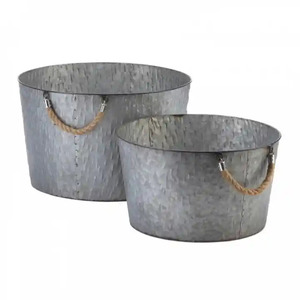 Macetas de metal galvanizado de primera calidad con asas de cuerda para uso en jardín, interior y exterior, juego de dos macetas duraderas para flores - Product Image 1