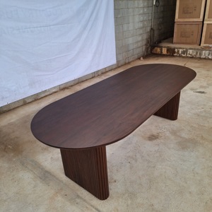 Table à manger ovale en bois massif de luxe moderne avec base cannelée élégante, meubles sur mesure d'Indonésie - Product Image 2