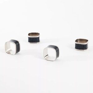 Ensemble de 4 anneaux de serviette carrés, centre bleu pailleté, bords perlés en métal, décoration de table moderne - Product Image 5