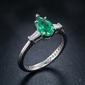 Anillo de Diamantes Cultivados en Laboratorio con Certificación IGI, 1.5 CTS, Corte Pera Verde Fantasía, Tres Piedras, Oro Blanco de 14K, Diseño Clásico, Personalizado OEM - Product Image 2