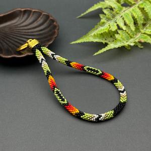 Chaîne de poignet pour femme en perles naturelles faites à la main, imitation perle, motif tribal multicolore vibrant, fermoir doré orné, bijoux tendance - Product Image 5