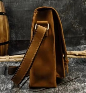 Bolsos de cuero para portátil de diseño moderno y elegante para viajes, negocios y trabajo de oficina con cómoda correa para el hombro. - Product Image 4